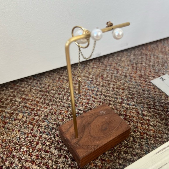 Gold tone faux pearl statement earring mismatch planet cosmic orb front back - Picture 3 of 7